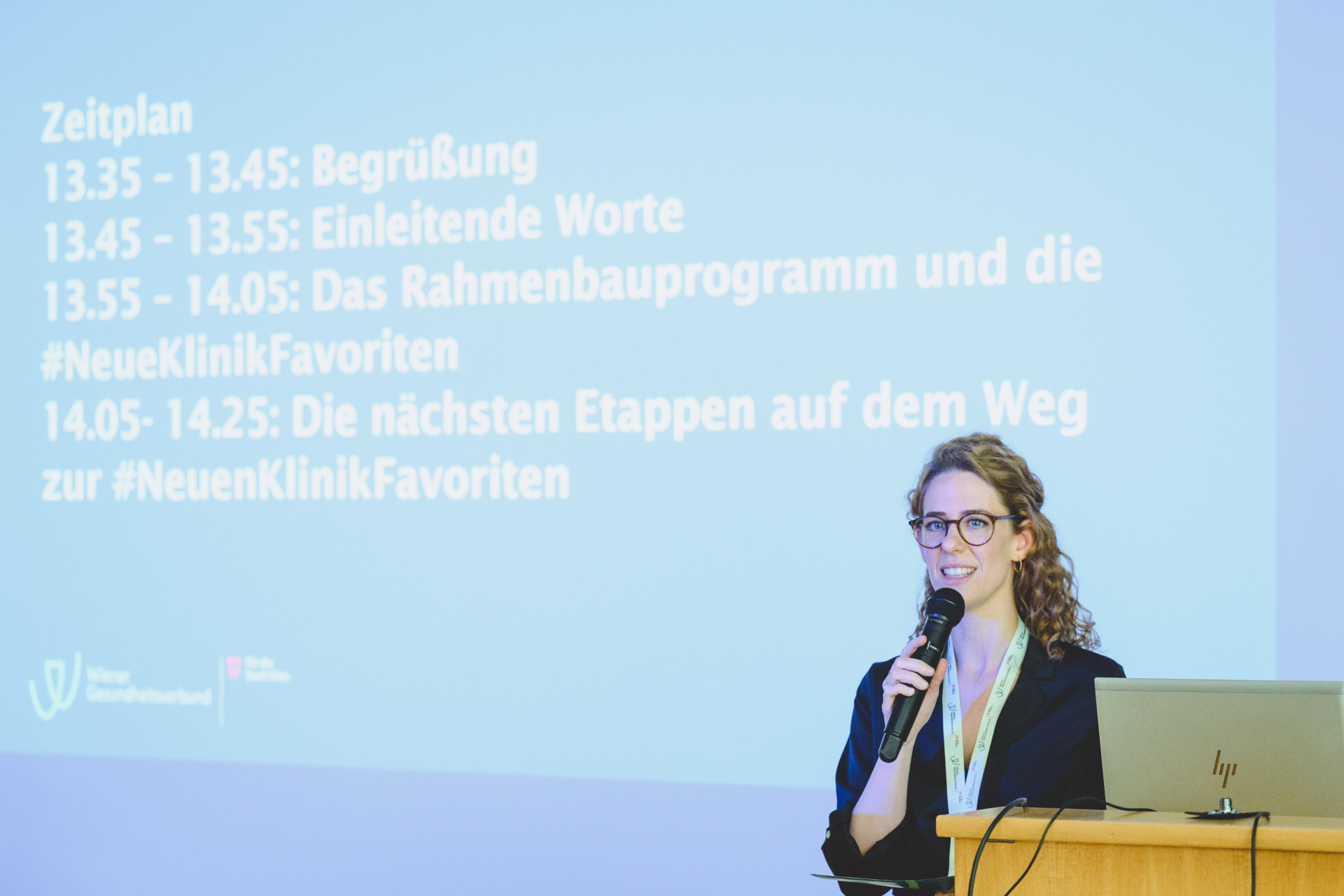 Clara-Borek-spricht-bei-Klinik-Favoriten-Bauphasenpraesentation